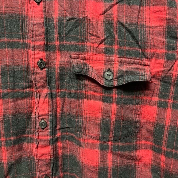 American Eagle slim fit flannel button up front pocket red black checkered shirt - Picture 2 of 5